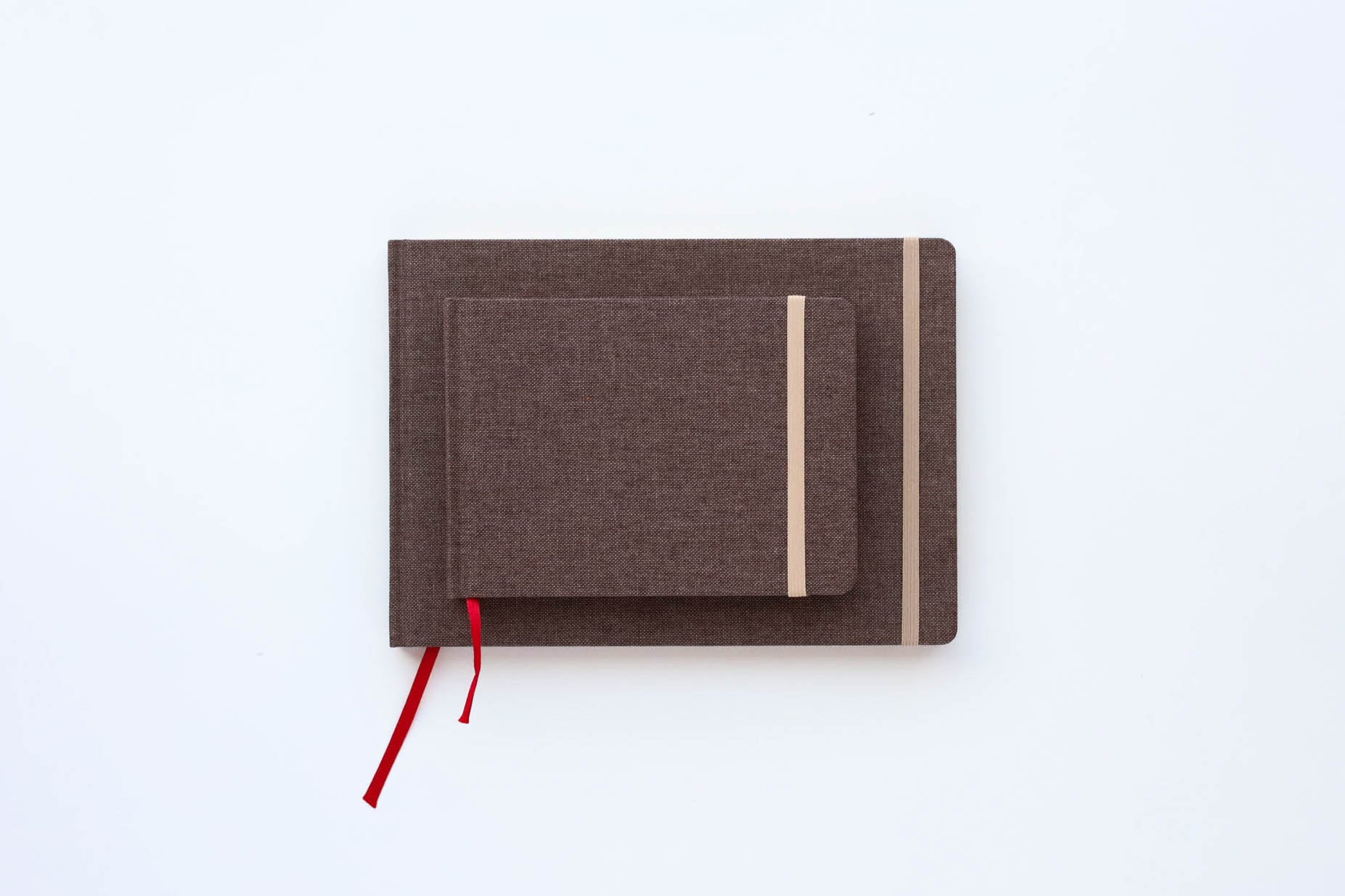 Additional product photo of the Hahnemühle Tan Toned Watercolor Book.